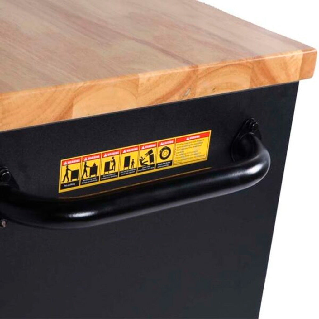 Blat warsztatowy z drewna na czarnej metalowej podstawie z uchwytem i ostrzeżeniami