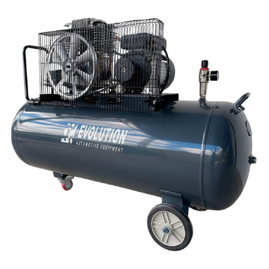 Tylny widok kompresora EVO-200PRO Evolution 200L, 230V – sprężarka powietrza z osłoną wentylatora i kołami transportowymi GGM Tools