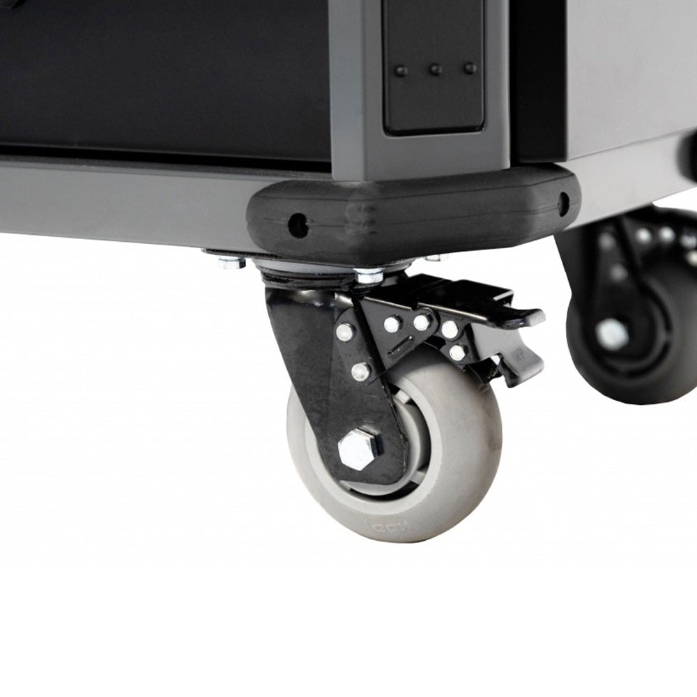 Wózek warsztatowy z wyposażeniem SP Tools — zbliżenie na skrętne koło z mechanizmem hamulca.