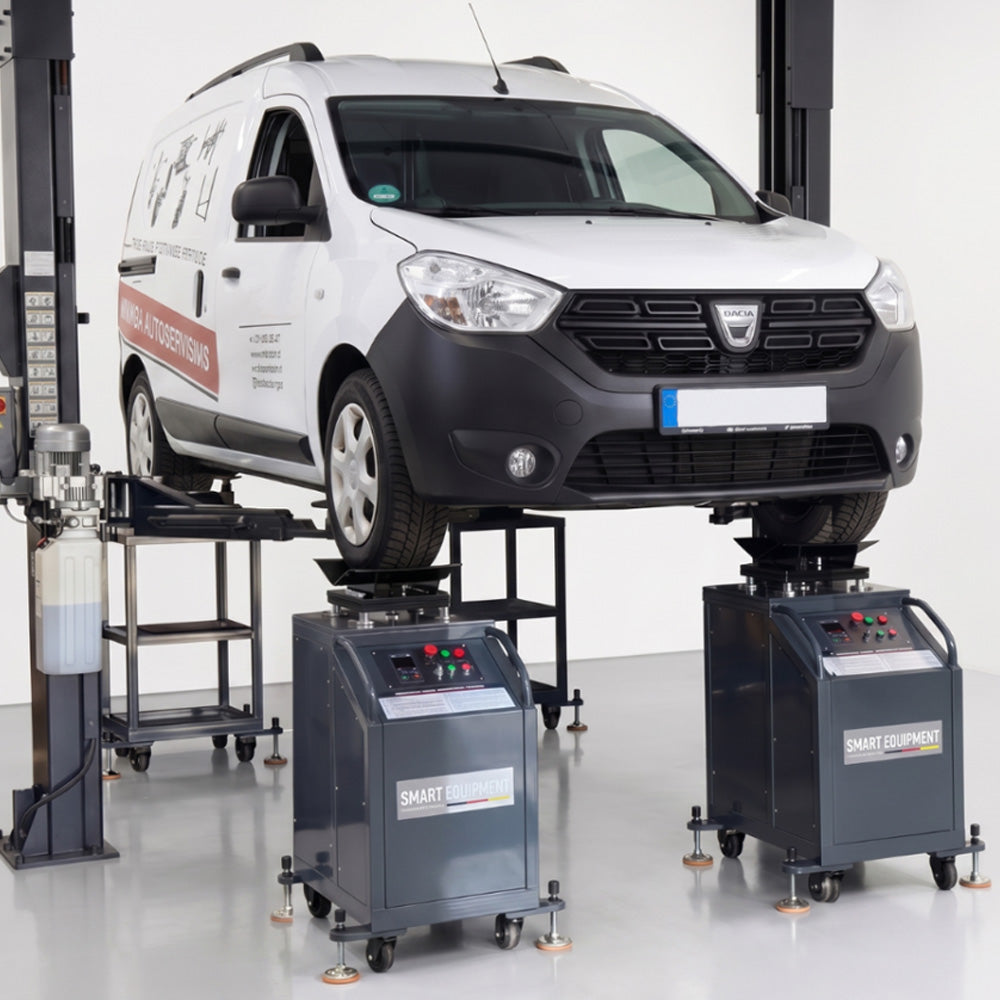 Wibrostend Smart Equipment AutoRide 600 podczas diagnostyki zawieszenia pojazdu.