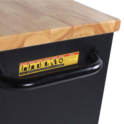 Blat warsztatowy z drewnianym blatem i czarnym bocznym uchwytem, widoczne etykiety ostrzegawcze