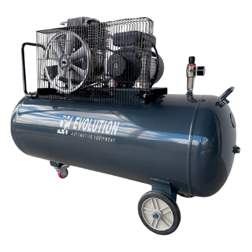 Tylny widok kompresora EVO-200PRO Evolution 200L, 230V – sprężarka powietrza z osłoną wentylatora i kołami transportowymi GGM Tools