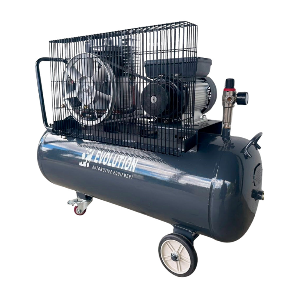 Kompresor tłokowy EVO-200PRO Evolution 200L, 230V – widok boczno-tylny sprężarki powietrza z osłoną wentylatora i kołami transportowymi GGM Tools