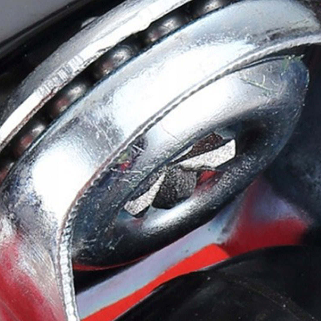Praca mechanika pod podwoziem auta z użyciem leżanki rozłożonej na płasko