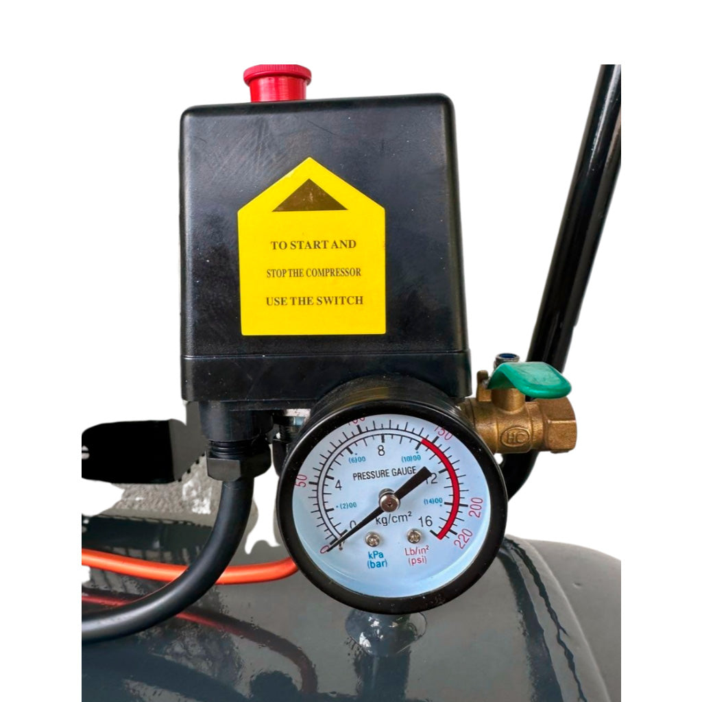 Manometr i panel sterowania kompresora EVO-200PRO Evolution 200L, 230V – szczegółowy widok wskaźnika ciśnienia sprężarki powietrza GGM Tools