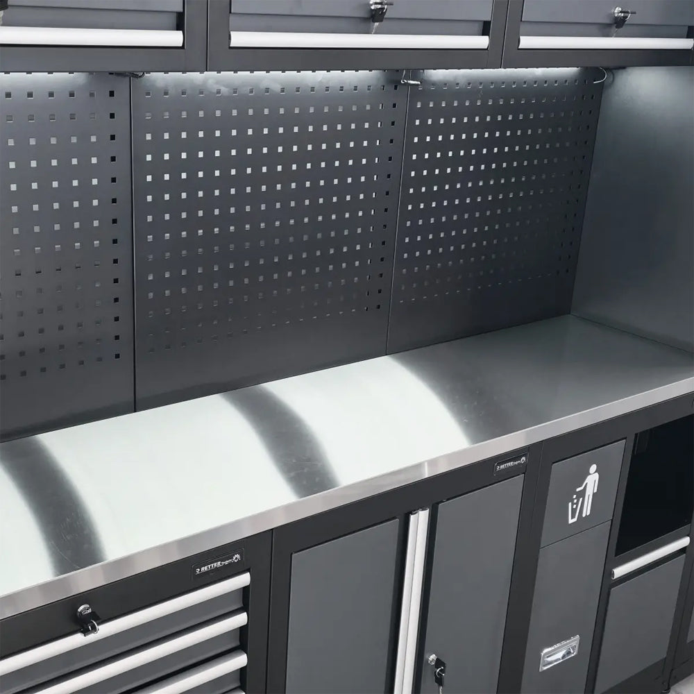 System mebli RETTER RTX-0900 – zbliżenie na lśniący blat ze stali nierdzewnej, perforowane panele oraz włączone oświetlenie LED