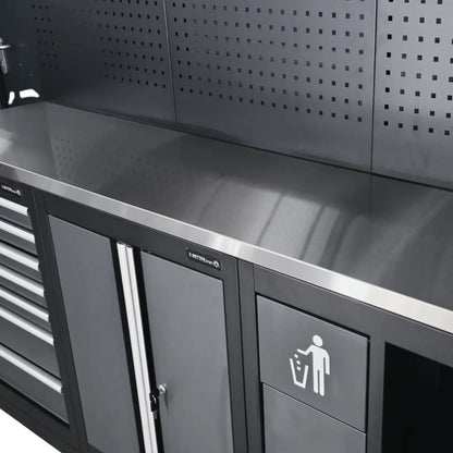 System mebli RETTER RTX-0900 – zbliżenie pod kątem na gładką powierzchnię roboczą blatu ze stali nierdzewnej INOX