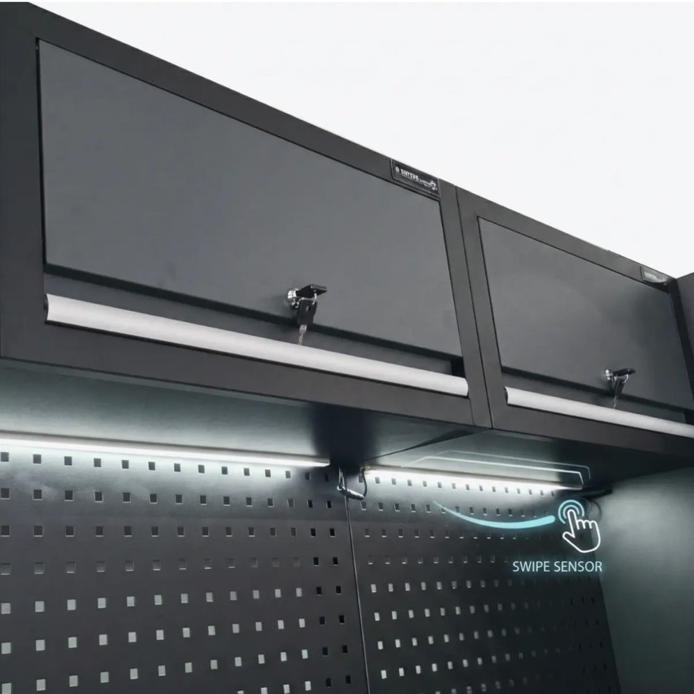 Szafki wiszące RETTER RTX-0900 – zbliżenie na bezdotykowy czujnik ruchu typu Swipe sensor sterujący podświetleniem LED
