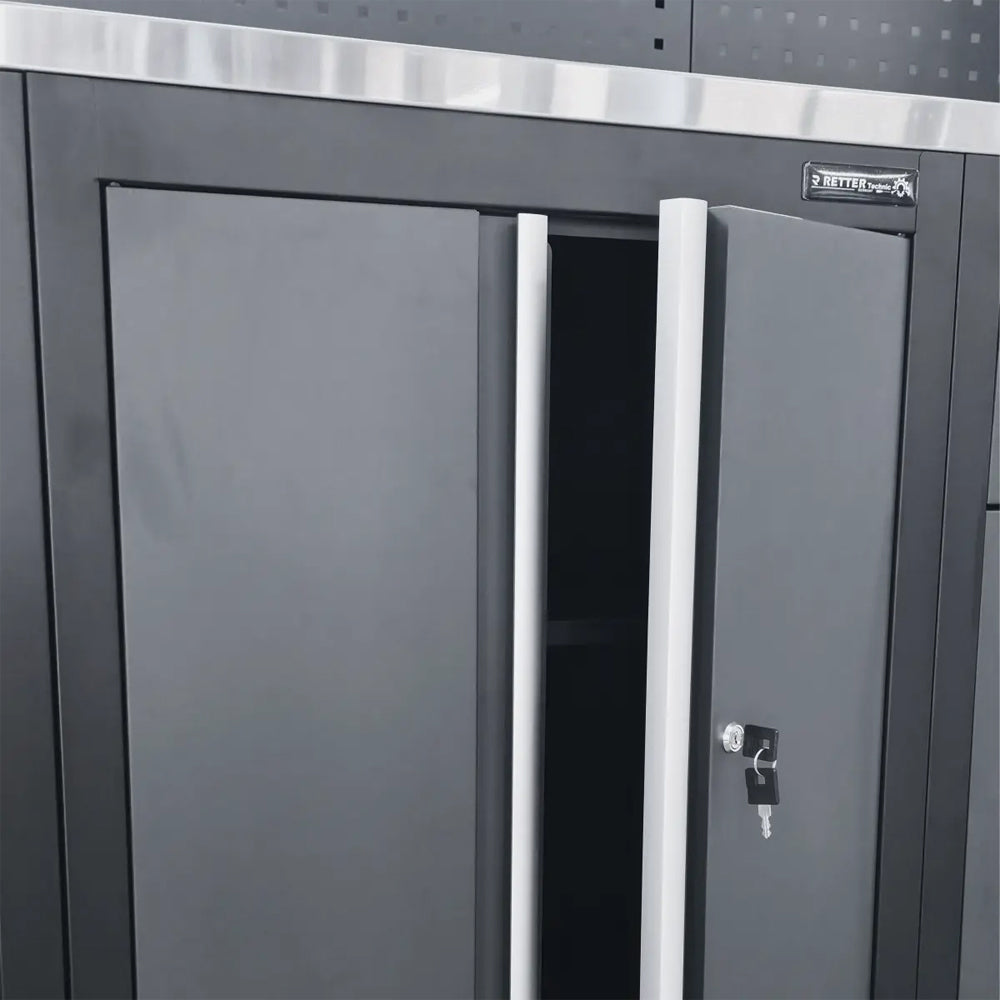 Moduł dolny systemu RETTER RTX-0900 – detal uchylonych drzwi szafki z aluminiowymi uchwytami i zamkiem na klucz
