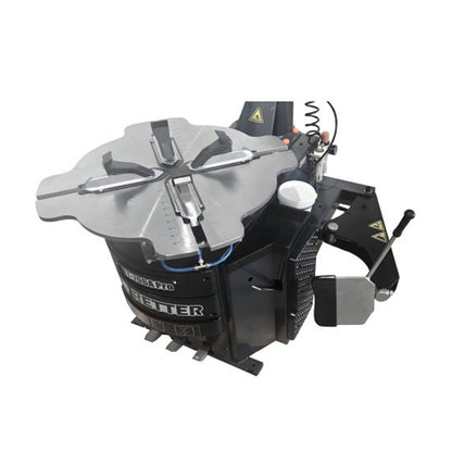 Montażownica do opon RT-706A PRO – metalowy stół roboczy z samocentrującymi kłami i bocznym ramieniem dociskowym.