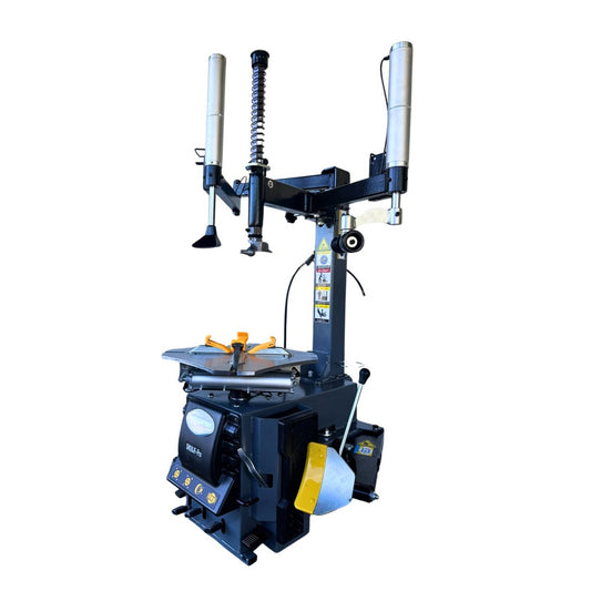 Montażownica do opon SM26JF PRO z serii SMART EQUIPMENT w widoku z boku, prezentująca stół montażowy SPACE SAVE 24 cali oraz pneumatyczne ramię pomocnicze HELP ARM do opon niskoprofilowych