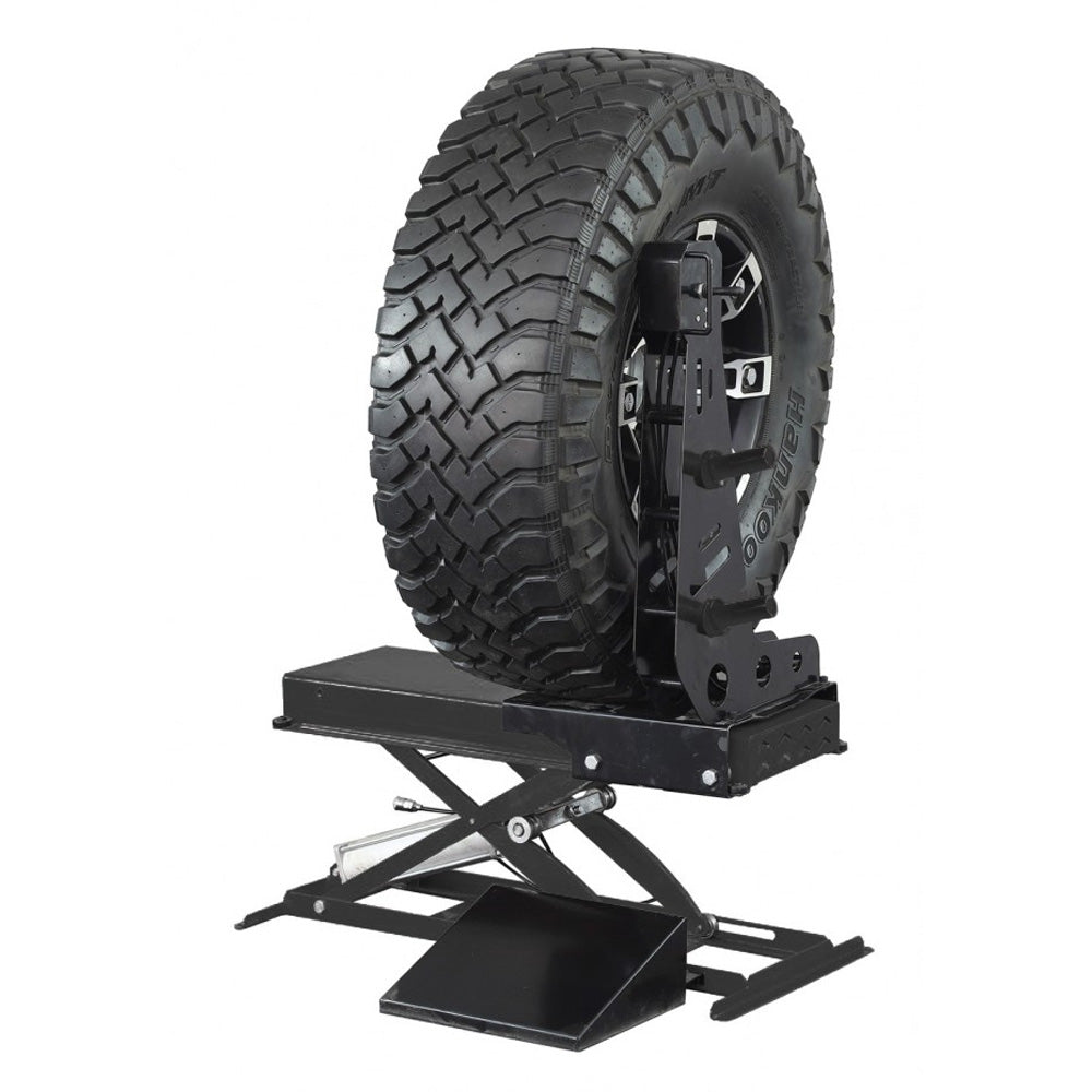 Pneumatyczny podnośnik do kół Smart Equipment ATB-40 z zamontowanym kołem.