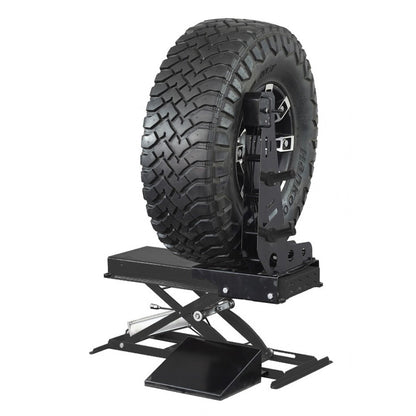 Pneumatyczny podnośnik do kół Smart Equipment ATB-40 z zamontowanym kołem.