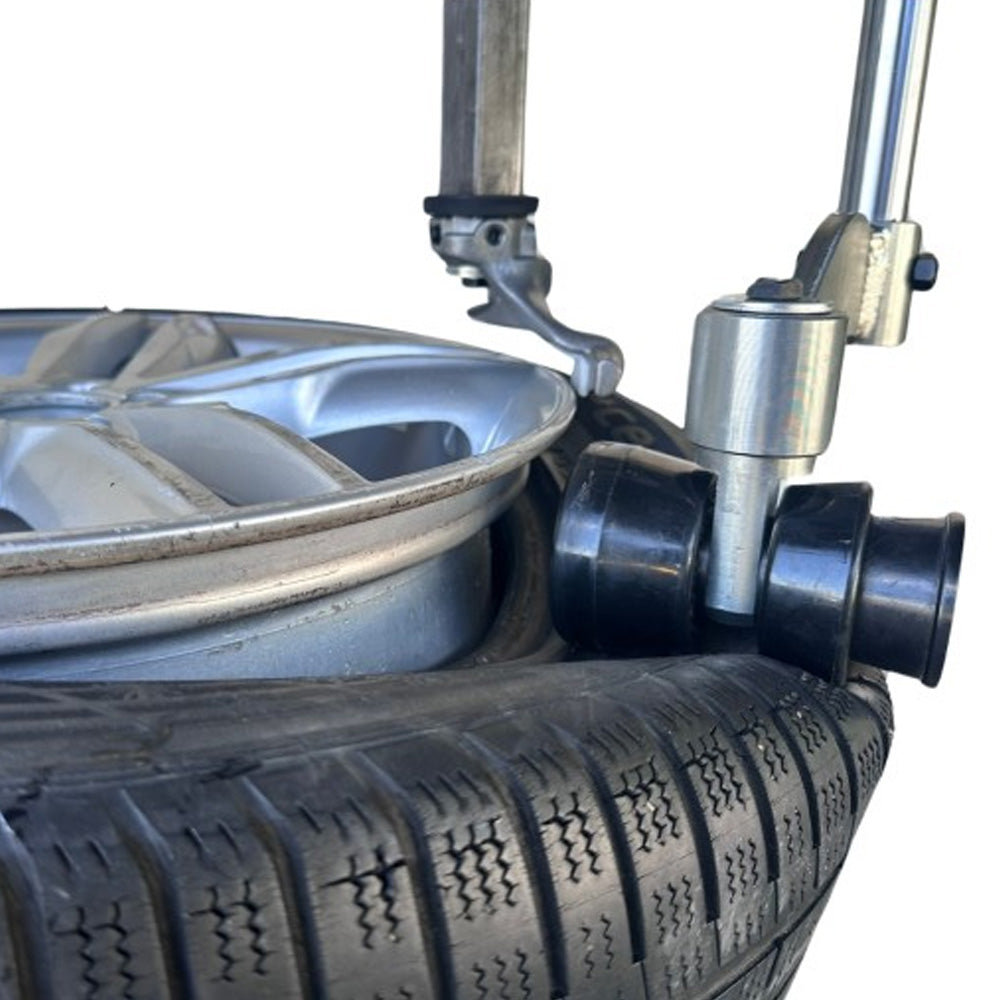 Rolka dociskowa podwójnej praski niskoprofilowej sterowanej cylindrem pneumatycznym na ramieniu pomocniczym HELP ARM w montażownicy SM26JF PRO.