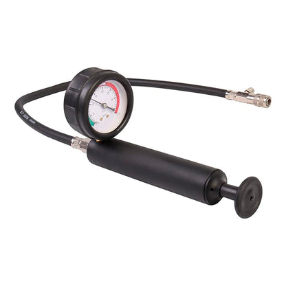 Ręczna pompka z manometrem do testowania ciśnienia układu chłodzenia, z wężem i szybkozłączem do diagnozowania wycieków w pojazdach.