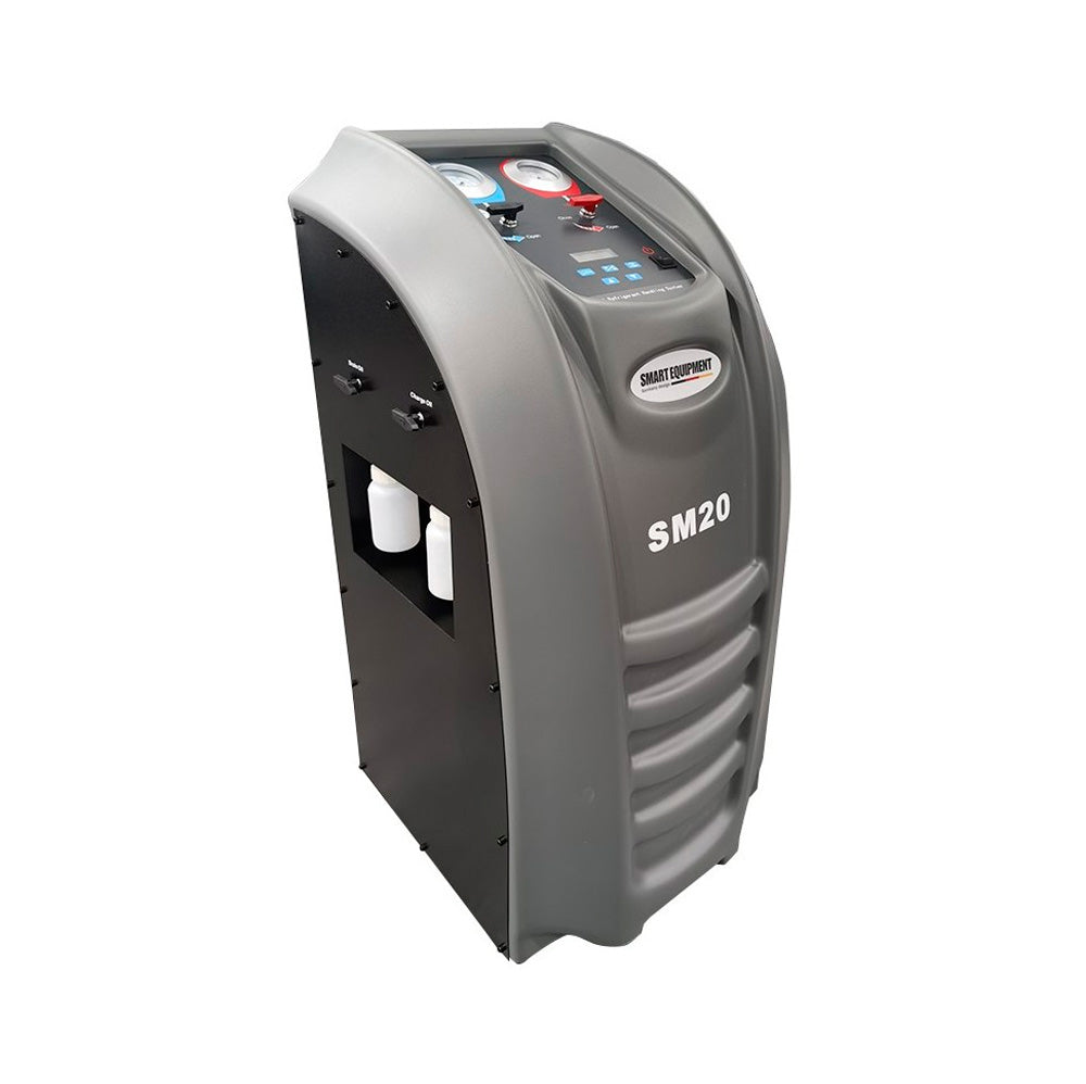 Stacja do klimatyzacji Smart Equipment SM20 R134a widok perspektywiczny lewy z manometrami LP HP panelem sterowania i zbiornikami oleju