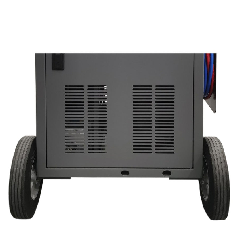 Stacja do obsługi klimatyzacji Smart Equipment ClimaVent 7 – zbliżenie na dolną część tyłu i koła transportowe.