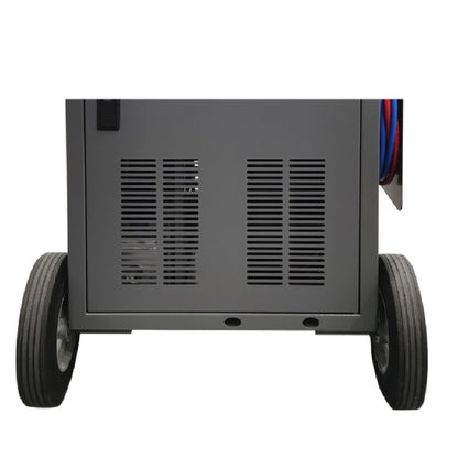 Stacja do obsługi klimatyzacji Smart Equipment ClimaVent 7 – zbliżenie na dolną część tyłu i koła transportowe.