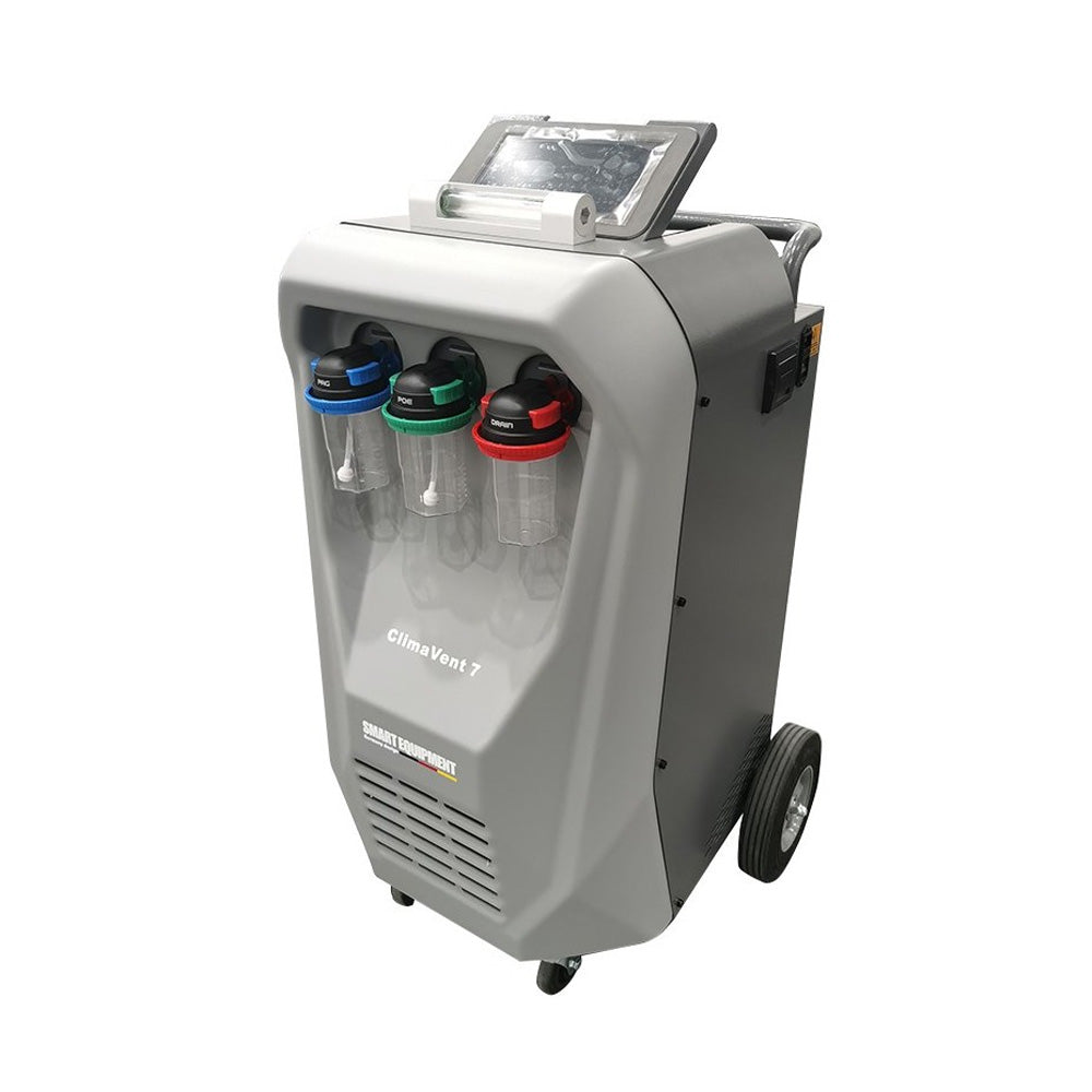 Stacja do obsługi klimatyzacji Smart Equipment ClimaVent 7 z widocznymi przewodami i bocznym kołem.