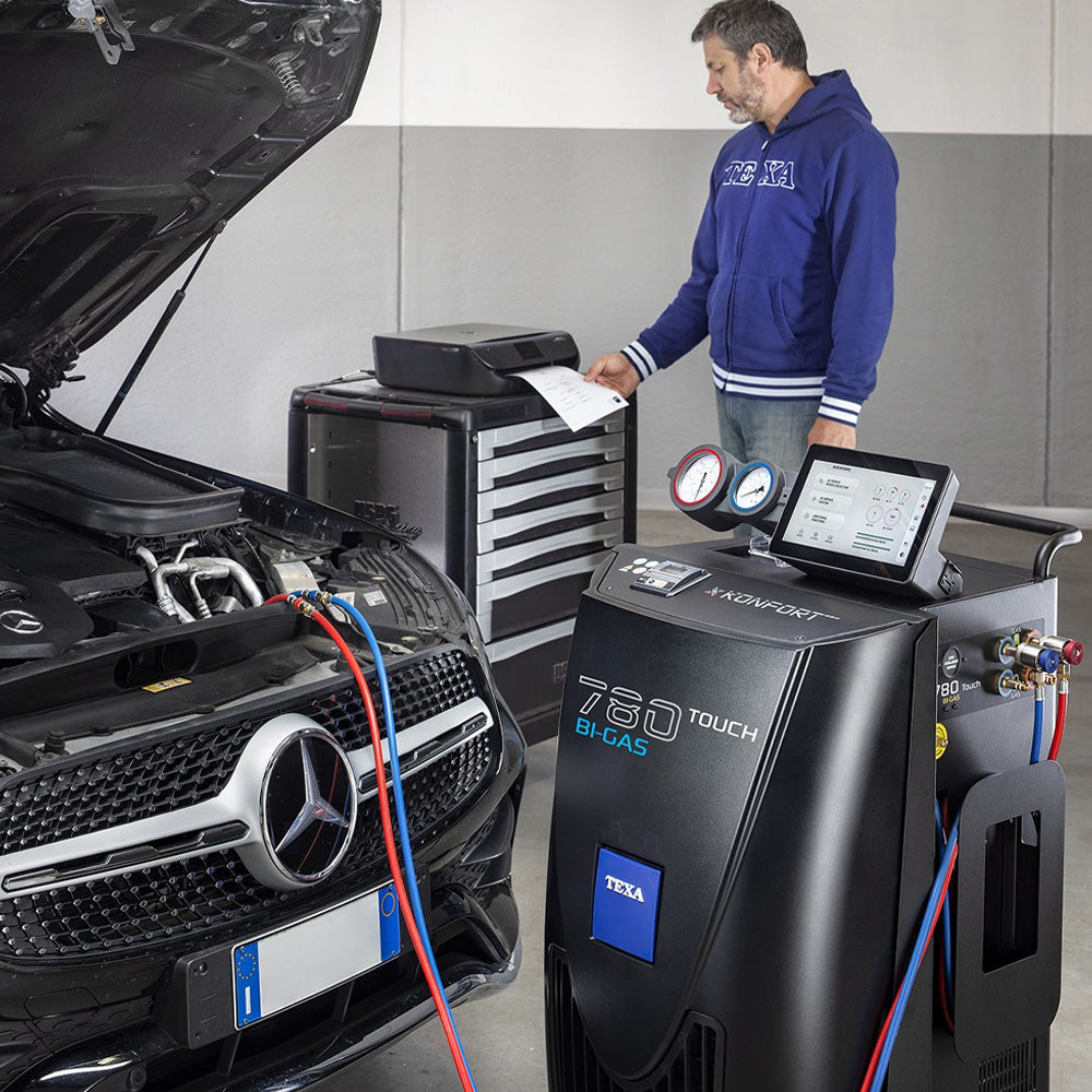 Stacja do obsługi klimatyzacji TEXA KONFORT 780 TOUCH BI-GAS podłączona przewodami do samochodu Mercedes.