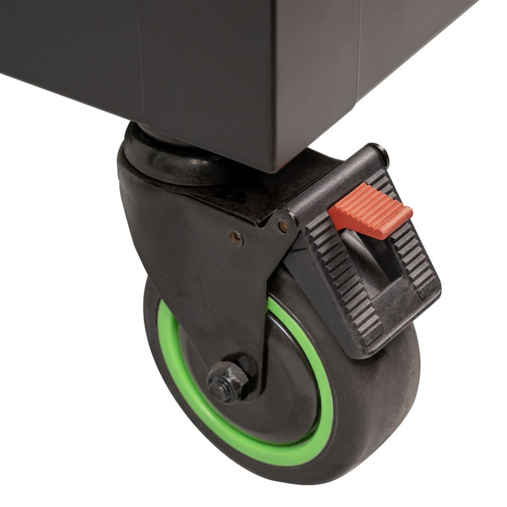 Wózek warsztatowy JBM 54510 zbliżenie na skrętne koło transportowe z hamulcem.