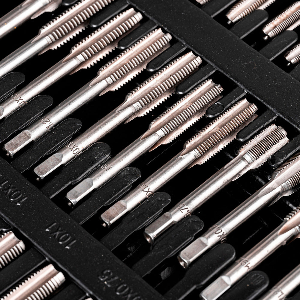 Zbliżenie gwintowników z zestawu 110 el. M2–M18 – precyzyjne narzędzia do dokładnego gwintowania w warsztacie