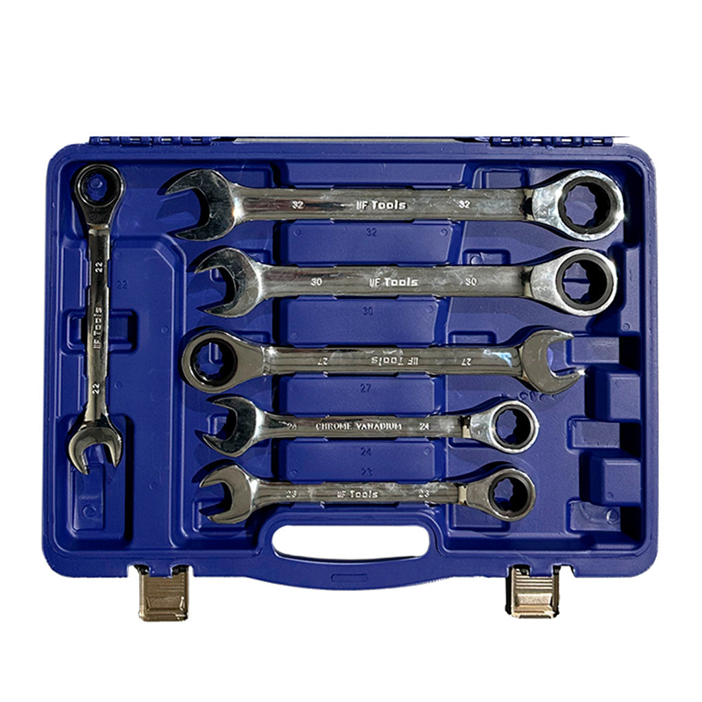 Dolna część zestawu kluczy płasko-oczkowych z grzechotką 22–32 mm – solidne wykonanie, duże rozmiary i wygodne przechowywanie w walizce